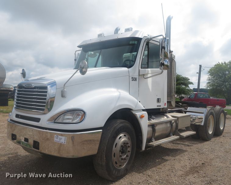 image for item DN5912 2006 Freightliner Columbia 120  semi truck