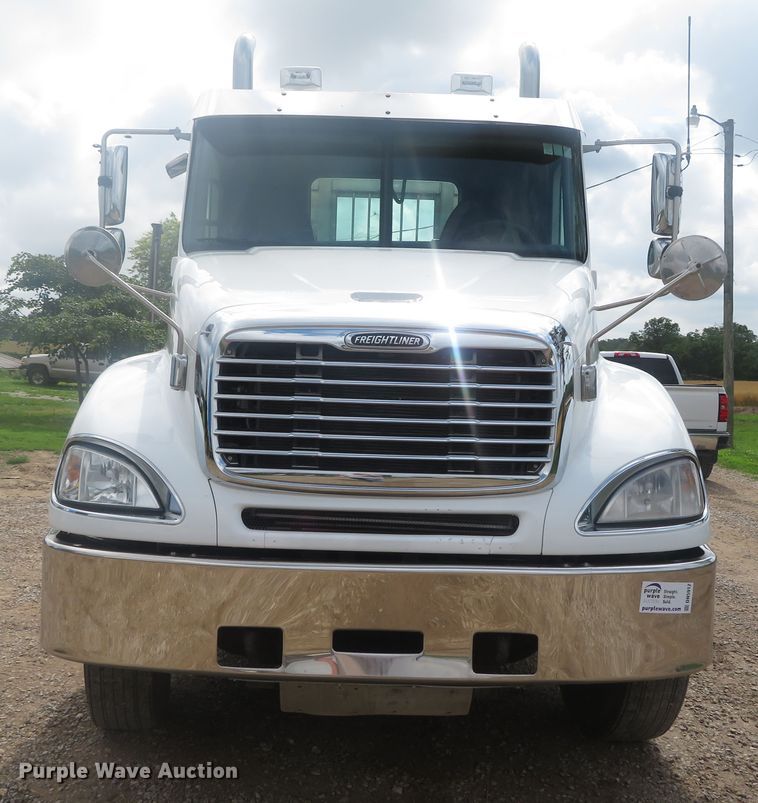 image for item DN5912 2006 Freightliner Columbia 120  semi truck