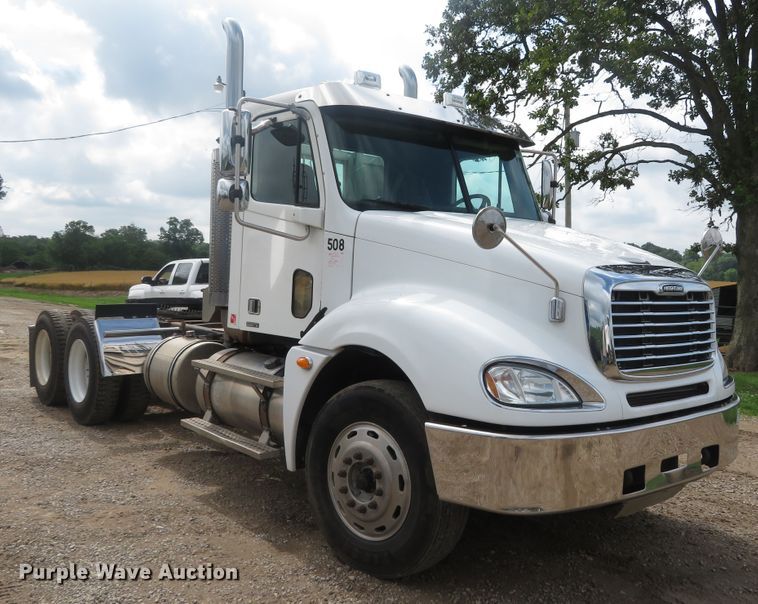 image for item DN5912 2006 Freightliner Columbia 120  semi truck