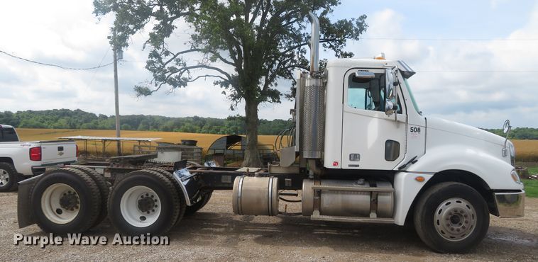 image for item DN5912 2006 Freightliner Columbia 120  semi truck