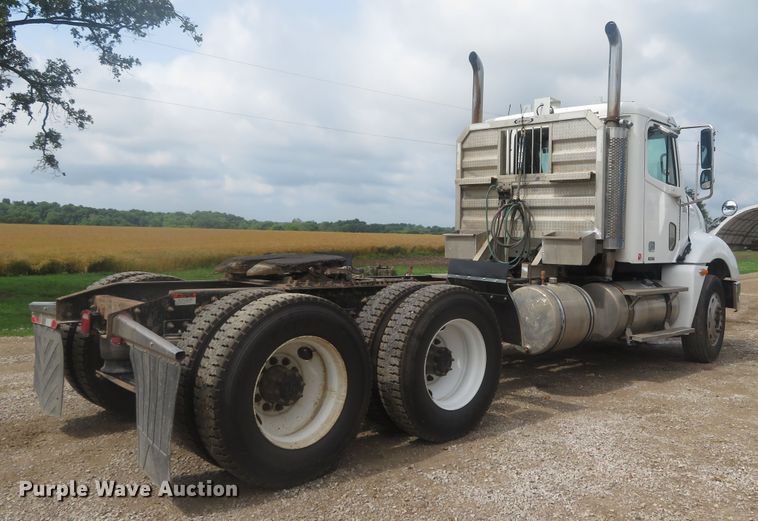 image for item DN5912 2006 Freightliner Columbia 120  semi truck
