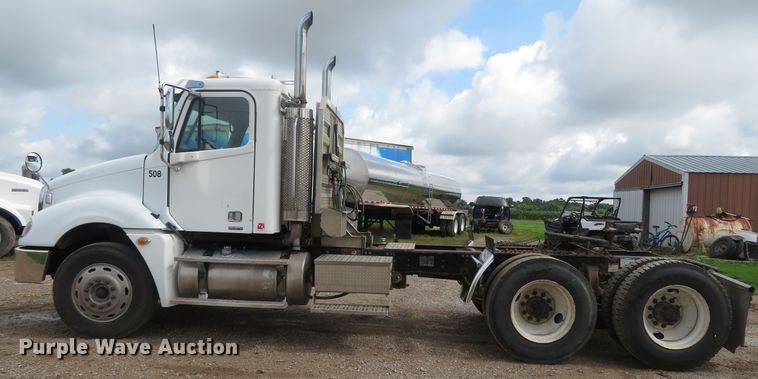 image for item DN5912 2006 Freightliner Columbia 120  semi truck