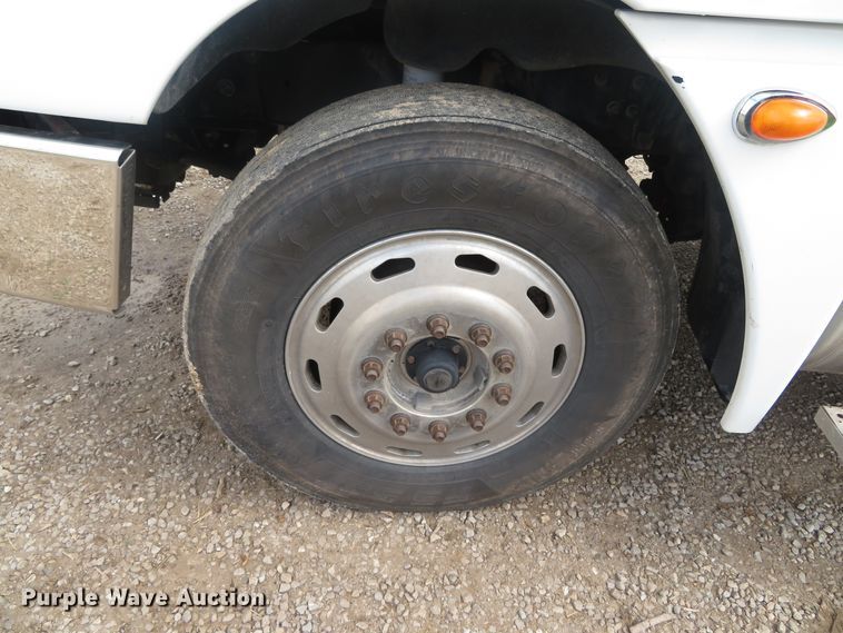 image for item DN5912 2006 Freightliner Columbia 120  semi truck