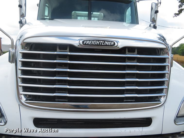 image for item DN5912 2006 Freightliner Columbia 120  semi truck