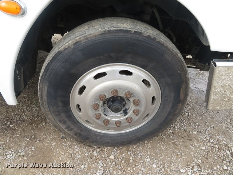 image for item DN5912 2006 Freightliner Columbia 120  semi truck