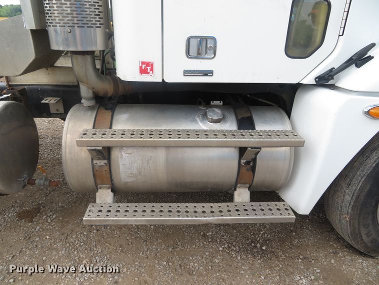 image for item DN5912 2006 Freightliner Columbia 120  semi truck