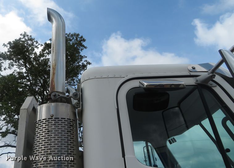 image for item DN5912 2006 Freightliner Columbia 120  semi truck