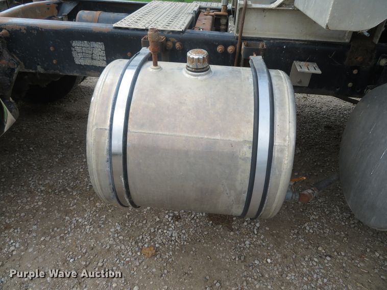 image for item DN5912 2006 Freightliner Columbia 120  semi truck