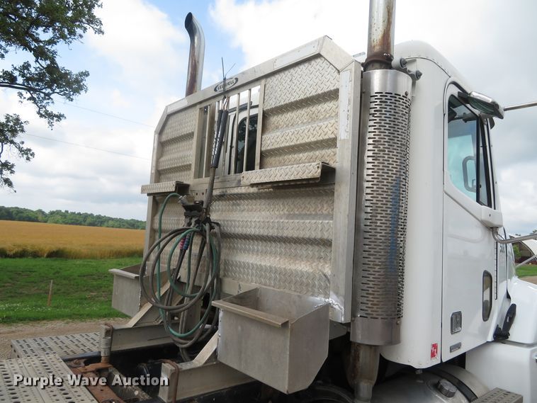 image for item DN5912 2006 Freightliner Columbia 120  semi truck