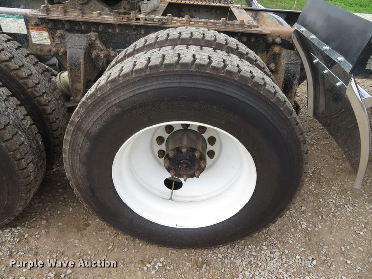 image for item DN5912 2006 Freightliner Columbia 120  semi truck