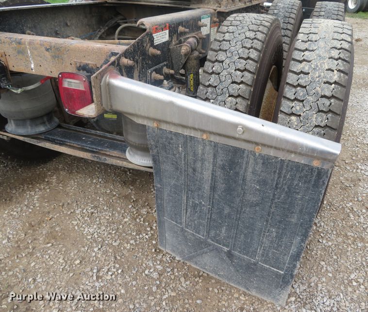 image for item DN5912 2006 Freightliner Columbia 120  semi truck