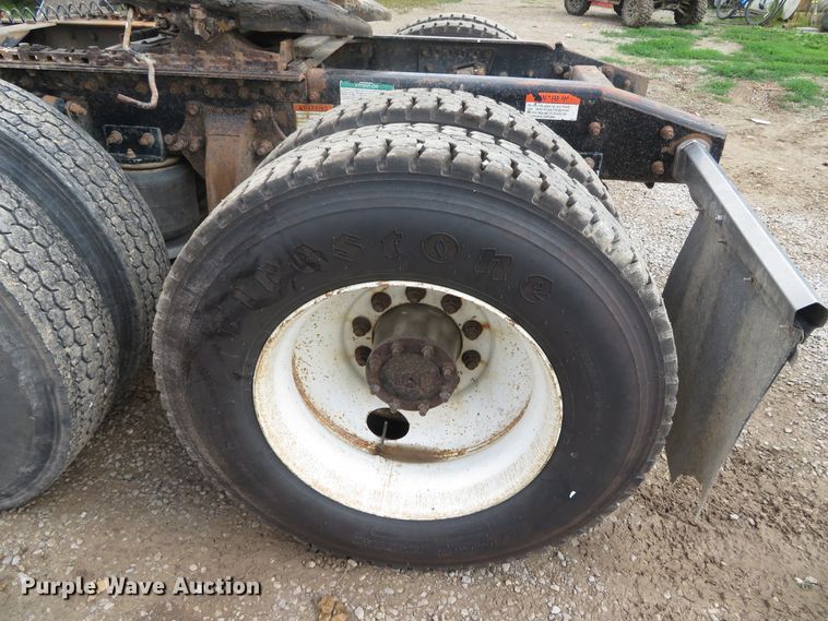 image for item DN5912 2006 Freightliner Columbia 120  semi truck