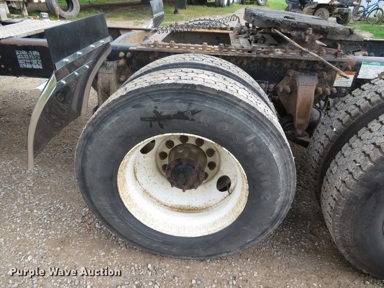 image for item DN5912 2006 Freightliner Columbia 120  semi truck