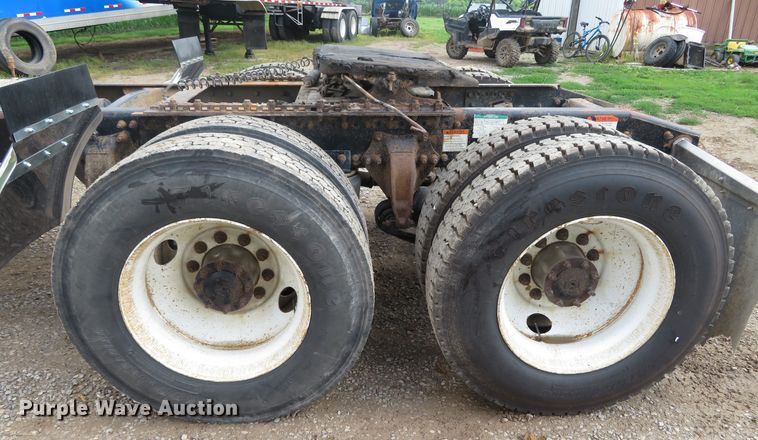 image for item DN5912 2006 Freightliner Columbia 120  semi truck