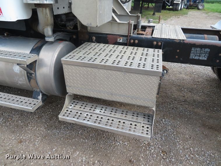 image for item DN5912 2006 Freightliner Columbia 120  semi truck