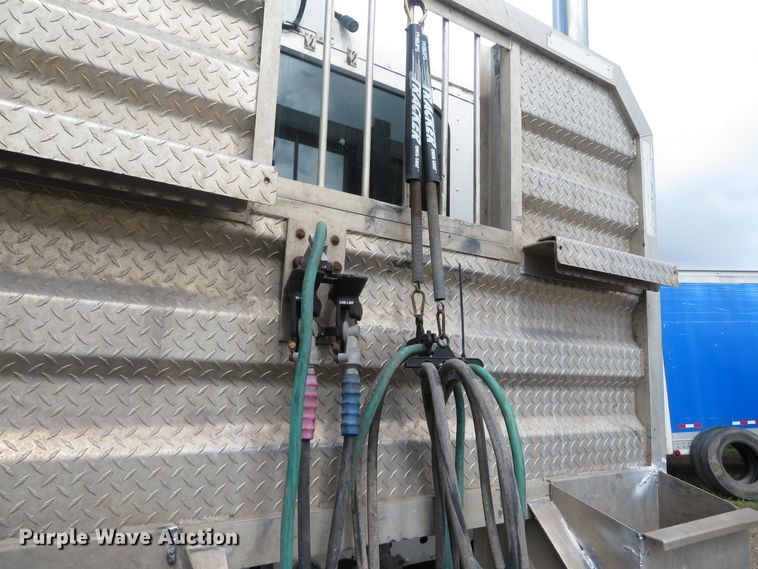 image for item DN5912 2006 Freightliner Columbia 120  semi truck