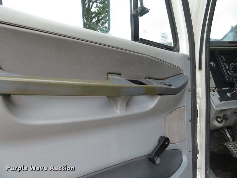 image for item DN5912 2006 Freightliner Columbia 120  semi truck