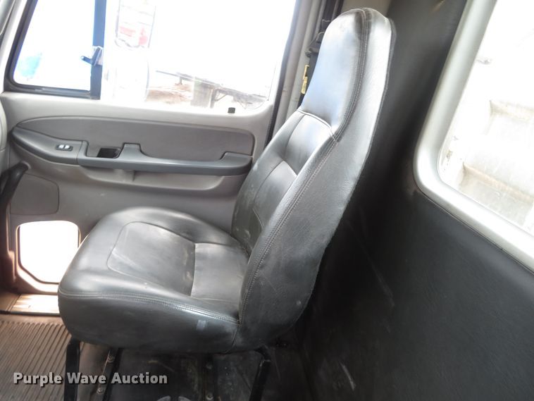 image for item DN5912 2006 Freightliner Columbia 120  semi truck