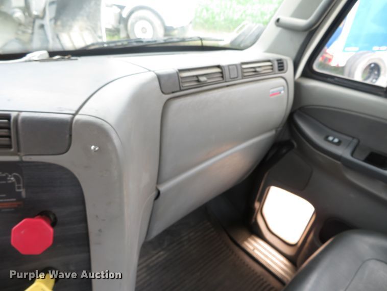 image for item DN5912 2006 Freightliner Columbia 120  semi truck