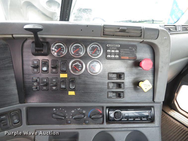 image for item DN5912 2006 Freightliner Columbia 120  semi truck