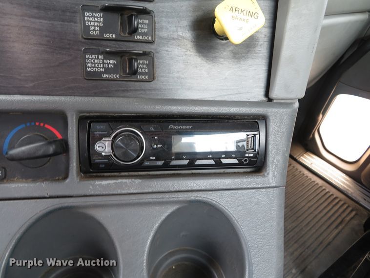 image for item DN5912 2006 Freightliner Columbia 120  semi truck