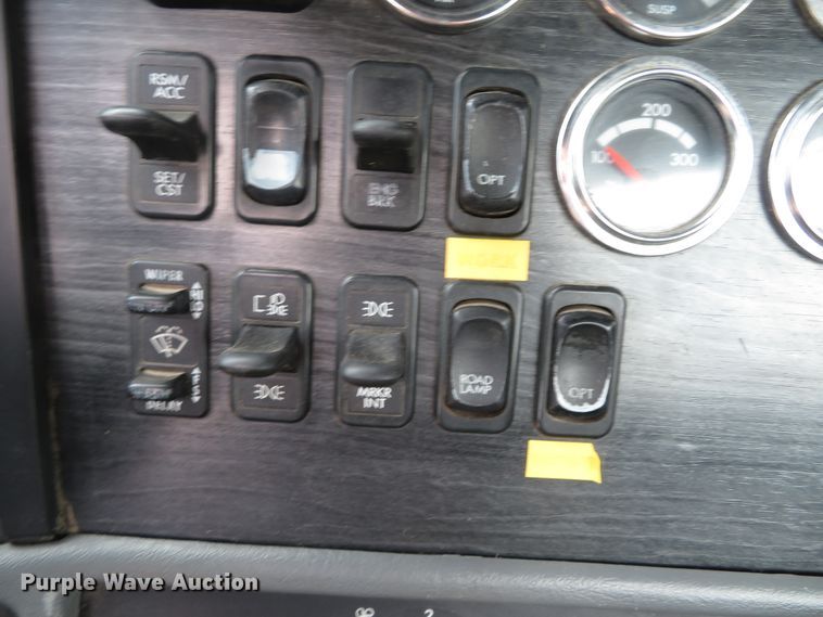 image for item DN5912 2006 Freightliner Columbia 120  semi truck