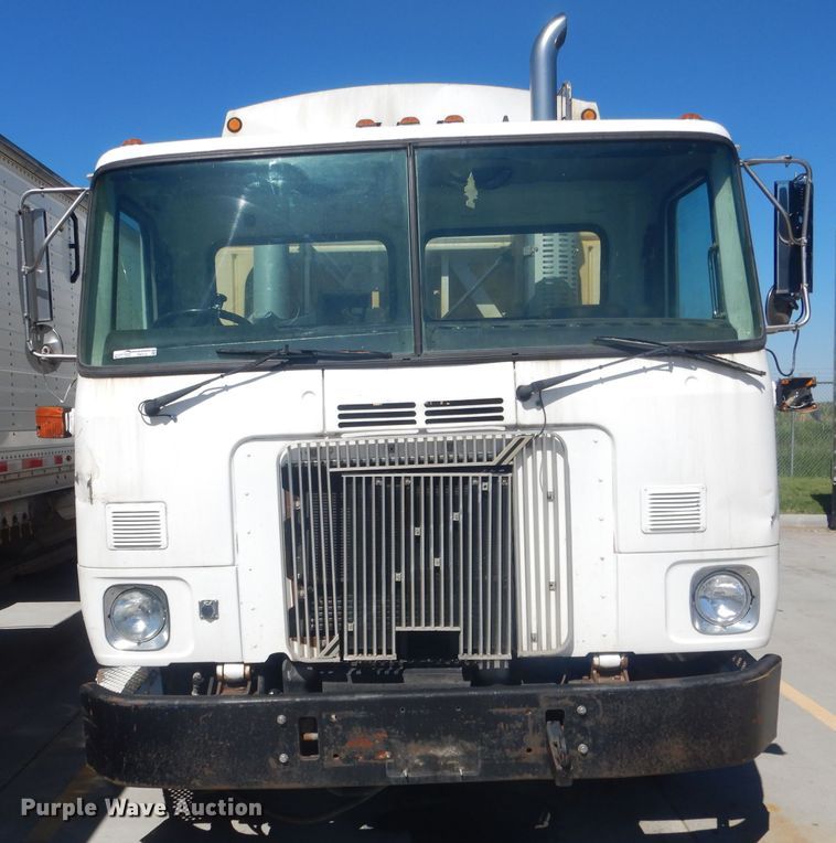 image for item FI9113 2000 Volvo Xpeditor WXR  refuse truck