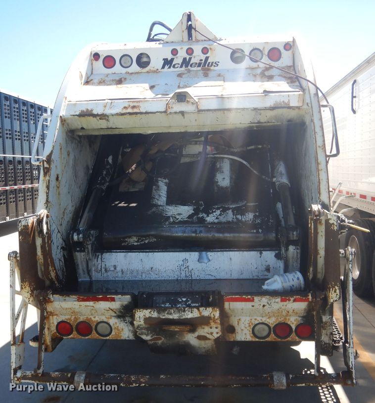 image for item FI9113 2000 Volvo Xpeditor WXR  refuse truck