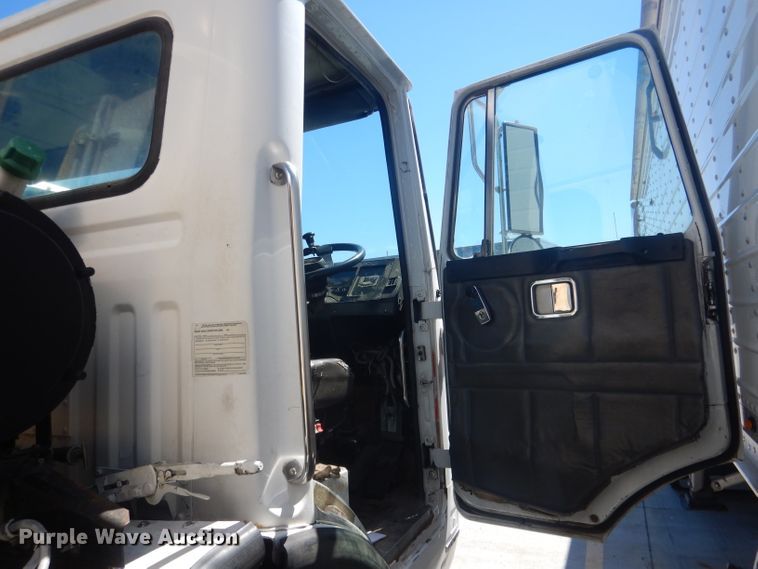 image for item FI9113 2000 Volvo Xpeditor WXR  refuse truck