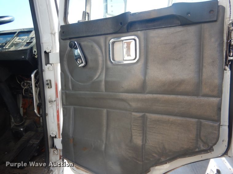 image for item FI9113 2000 Volvo Xpeditor WXR  refuse truck