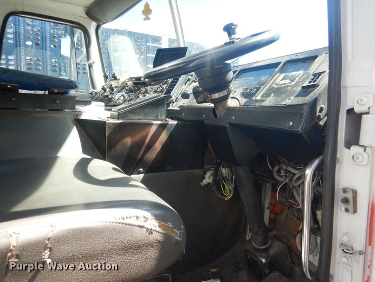 image for item FI9113 2000 Volvo Xpeditor WXR  refuse truck