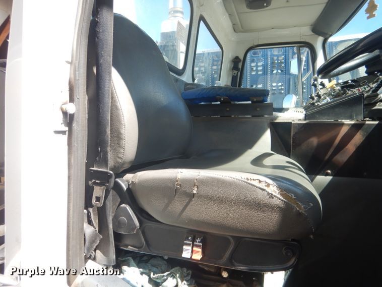 image for item FI9113 2000 Volvo Xpeditor WXR  refuse truck