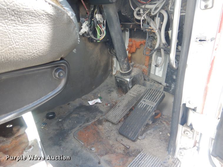 image for item FI9113 2000 Volvo Xpeditor WXR  refuse truck