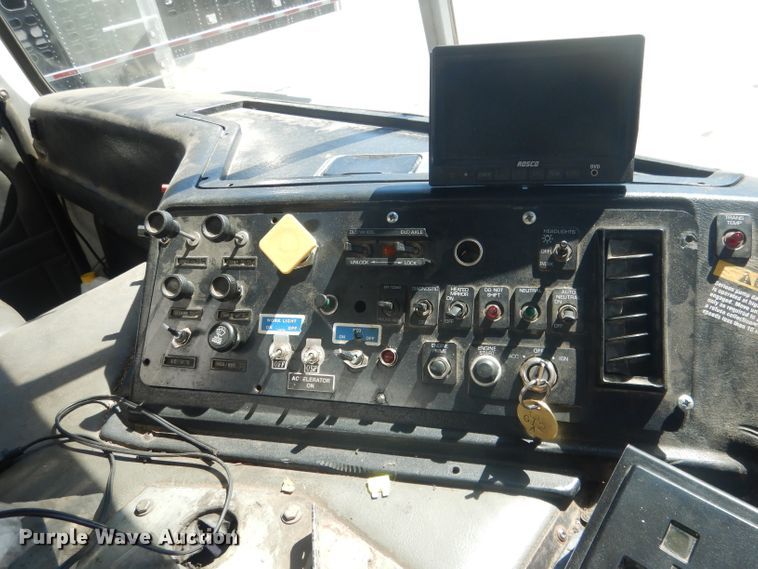 image for item FI9113 2000 Volvo Xpeditor WXR  refuse truck