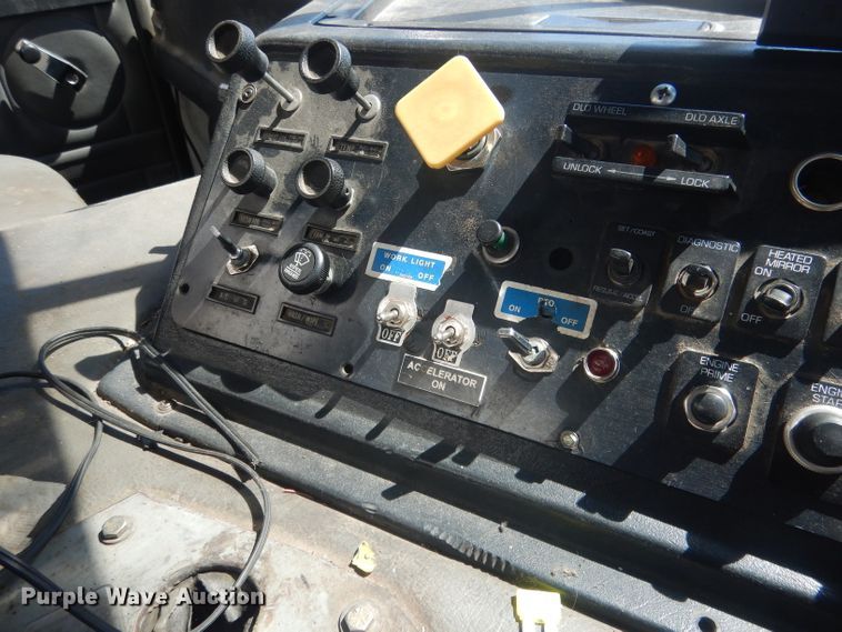 image for item FI9113 2000 Volvo Xpeditor WXR  refuse truck