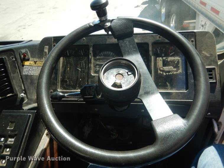 image for item FI9113 2000 Volvo Xpeditor WXR  refuse truck