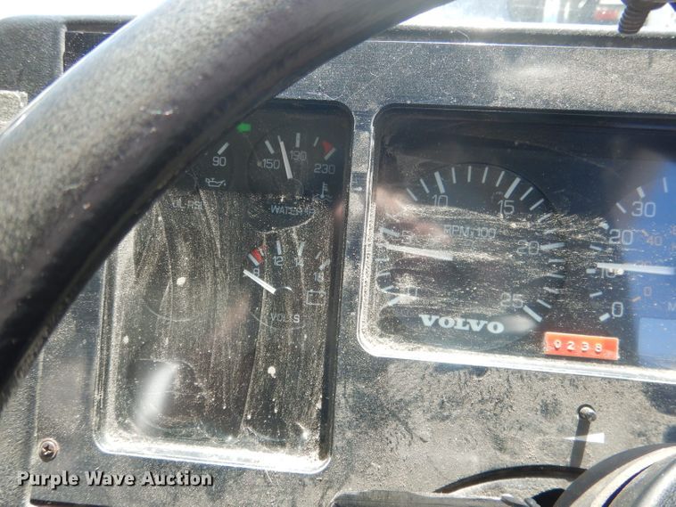 image for item FI9113 2000 Volvo Xpeditor WXR  refuse truck