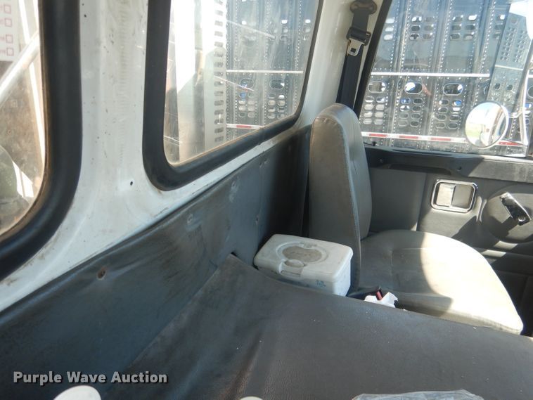 image for item FI9113 2000 Volvo Xpeditor WXR  refuse truck