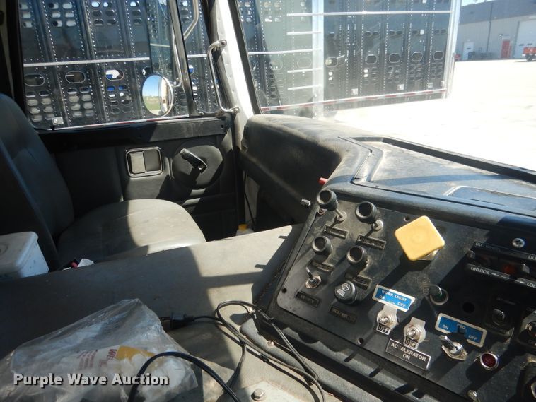 image for item FI9113 2000 Volvo Xpeditor WXR  refuse truck