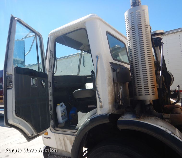 image for item FI9113 2000 Volvo Xpeditor WXR  refuse truck