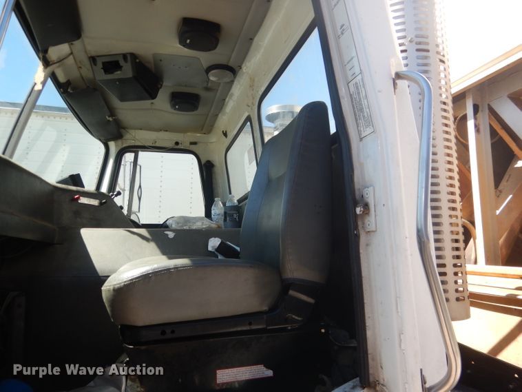 image for item FI9113 2000 Volvo Xpeditor WXR  refuse truck