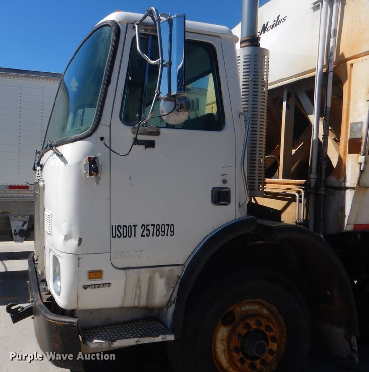 image for item FI9113 2000 Volvo Xpeditor WXR  refuse truck