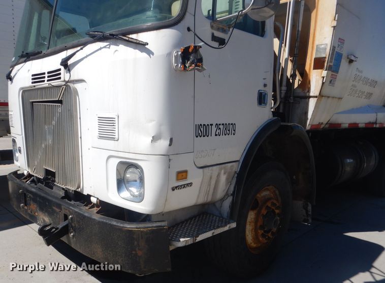 image for item FI9113 2000 Volvo Xpeditor WXR  refuse truck