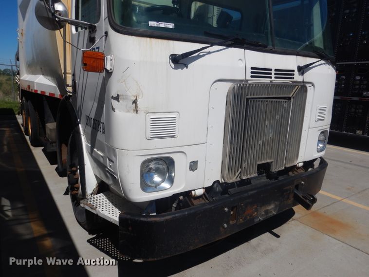 image for item FI9113 2000 Volvo Xpeditor WXR  refuse truck