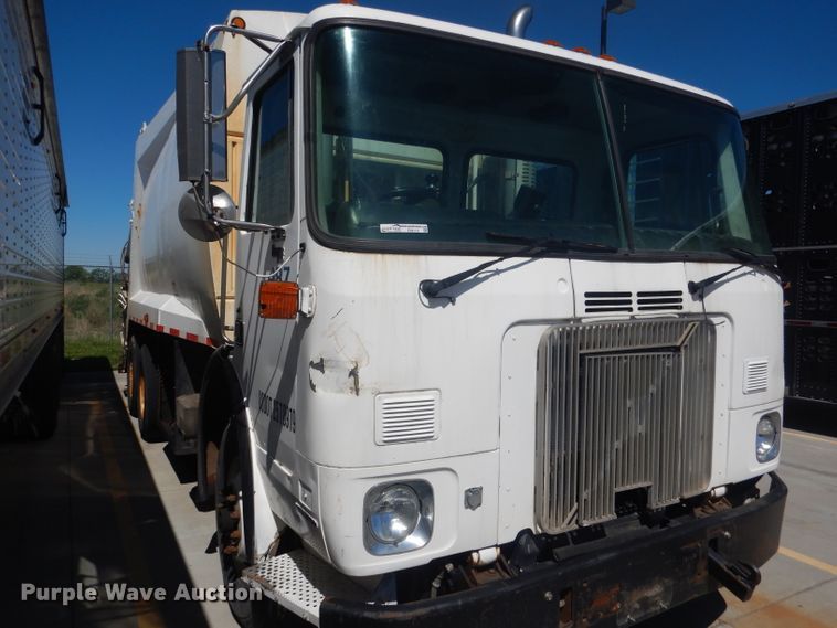 image for item FI9113 2000 Volvo Xpeditor WXR  refuse truck