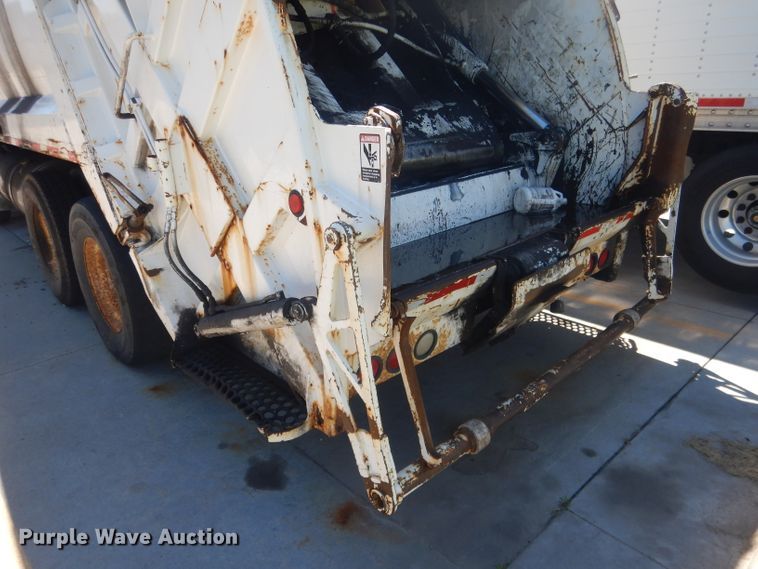 image for item FI9113 2000 Volvo Xpeditor WXR  refuse truck