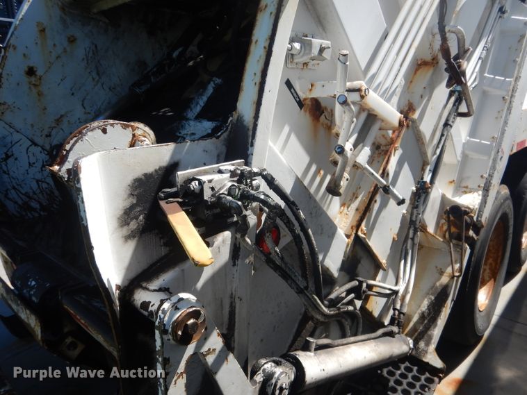 image for item FI9113 2000 Volvo Xpeditor WXR  refuse truck