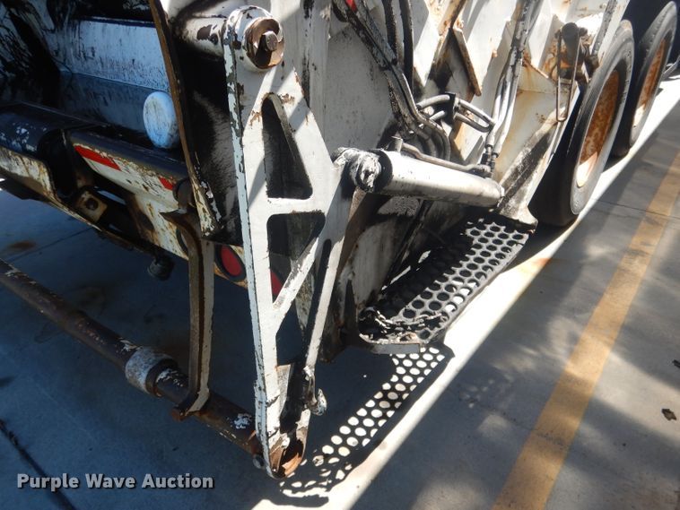 image for item FI9113 2000 Volvo Xpeditor WXR  refuse truck