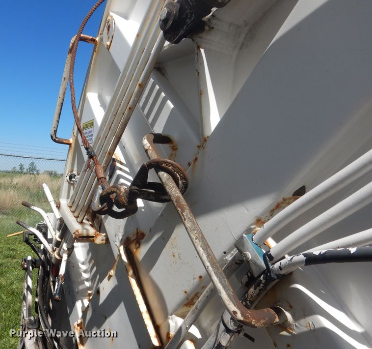 image for item FI9113 2000 Volvo Xpeditor WXR  refuse truck