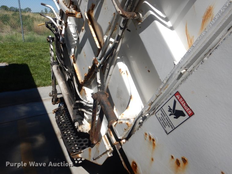 image for item FI9113 2000 Volvo Xpeditor WXR  refuse truck